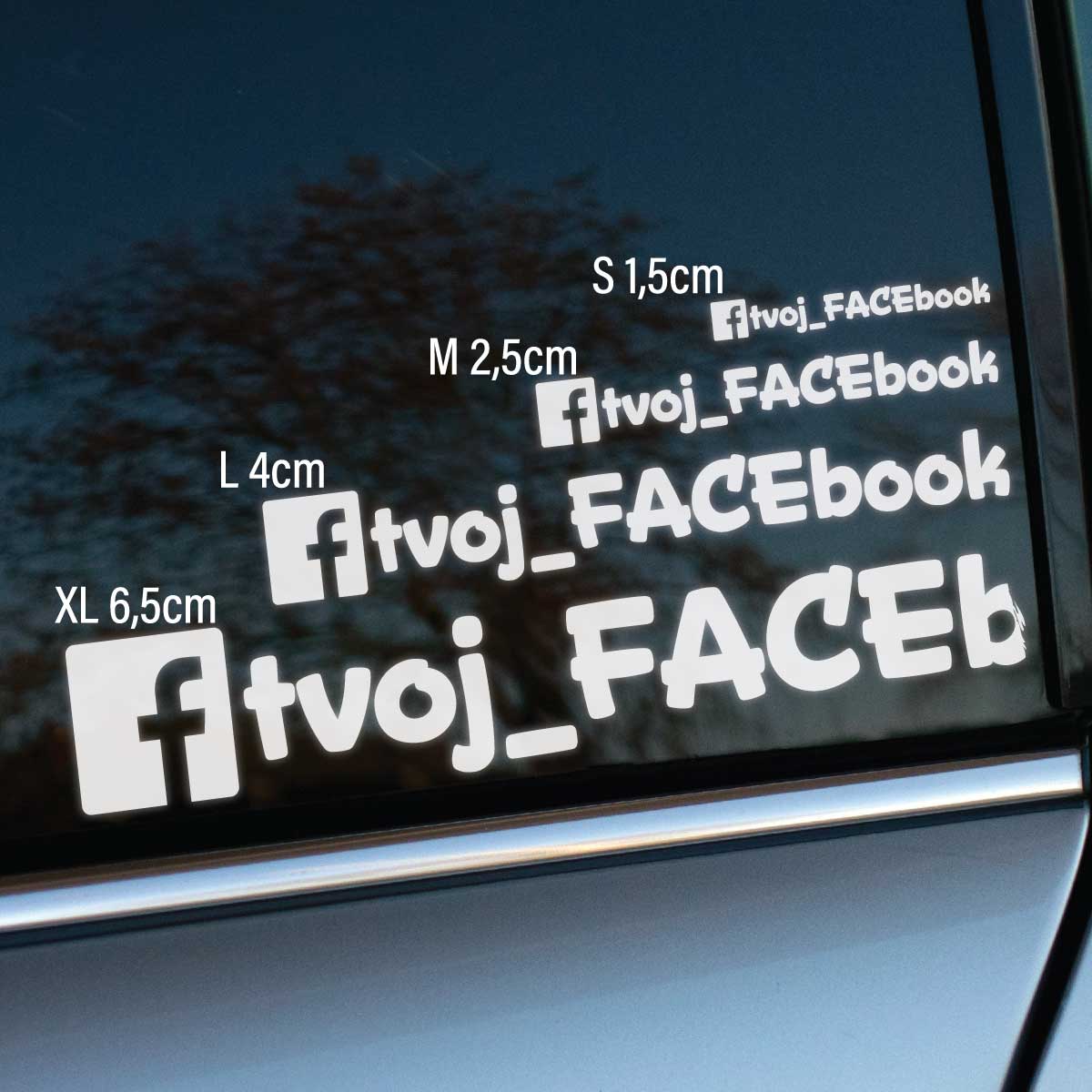 Plotrovaná nálepka na auto s Facebook logom a menom účtu, dostupná vo veľkostiach S, M, L a XL – praktický spôsob, ako zviditeľniť svoj profil.